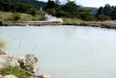 当館から2キロ離れた源泉池へ